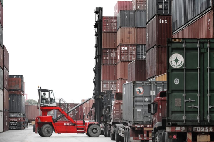Schwerlaststapler für den Containerumschlag