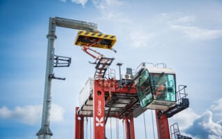 Wann und wie laden? Ladeoptionen für elektrische Straddle Carrier