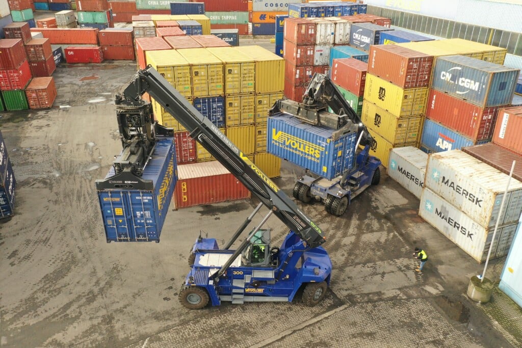 Kalmar reachstacker DRG450-65S5E (foreground) with Bromma tilt spreader for emptying containers filled with coffee at Vollers in Hamburg. For comparison, conventional each stacker for container handling. Vollers_02_WEB.jpg