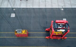 Automatisieren ohne Betriebsunterbrechung: Wie eine stufenweise Straddle-Carrier-Automatisierung Ihren Betrieb sichert