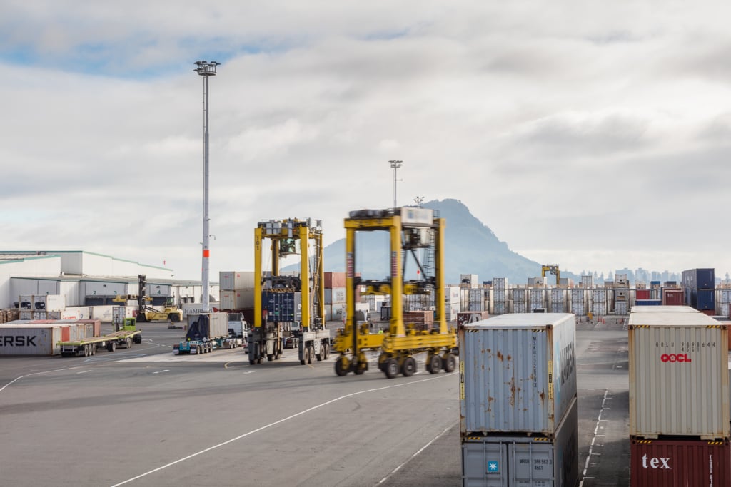 Kalmar Straddle Carriers at the Port of Tauranga Kalmar Straddle Carriers at the Port of Tauranga