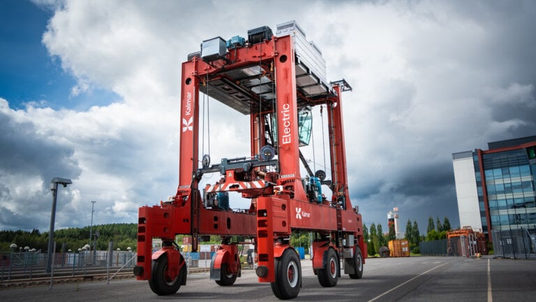 Straddle carriers