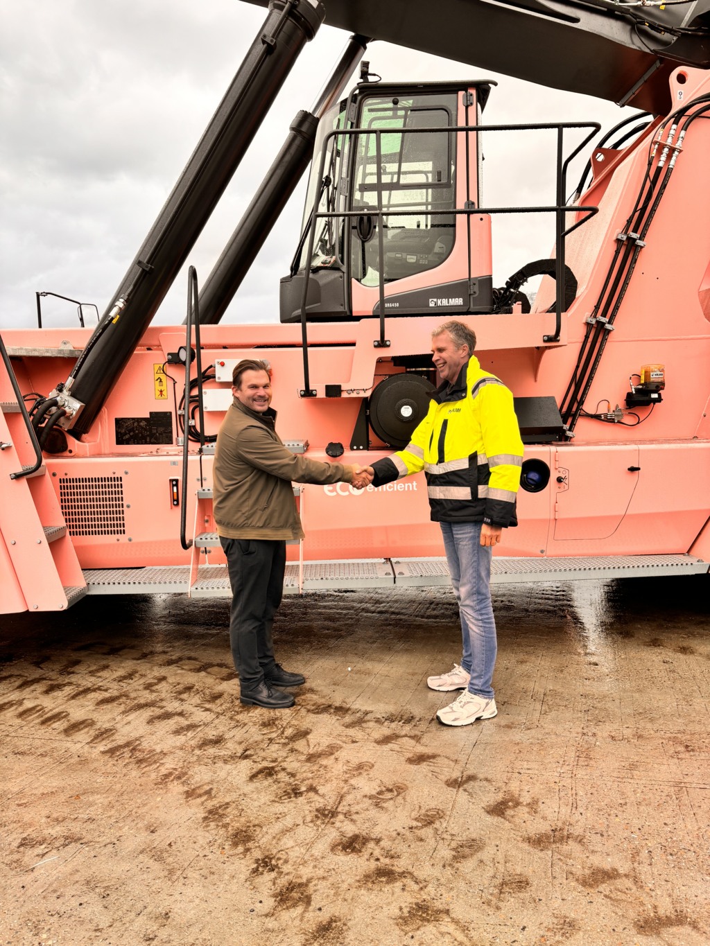 Eco Reachstacker in Pink at Nordtrafikk (6) Eco Reachstacker in Pink at Nordtrafikk (6)