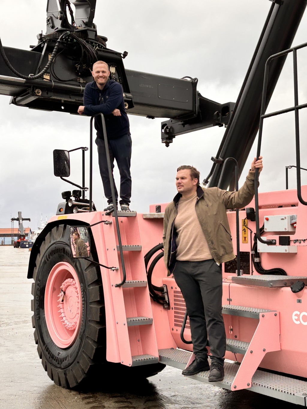 Eco Reachstacker in Pink at Nordtrafikk (5) Eco Reachstacker in Pink at Nordtrafikk (5)
