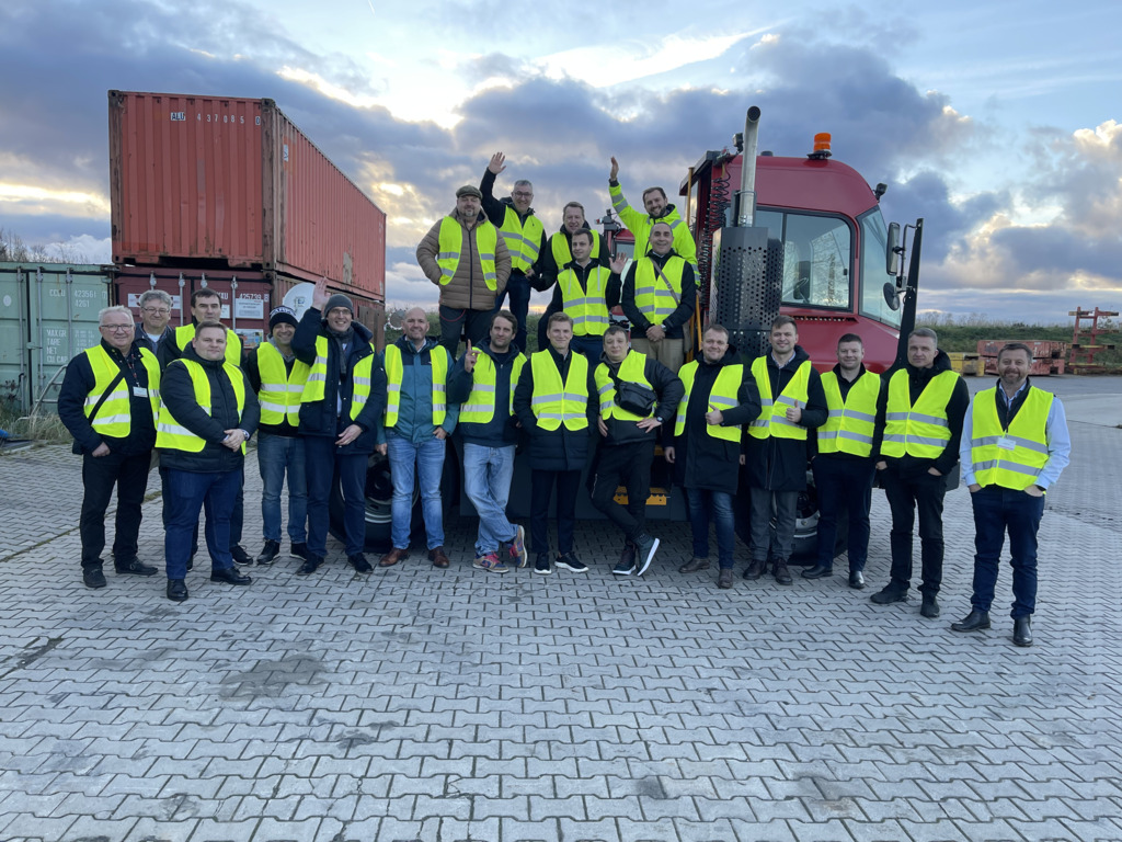 TT Europe Customer event article photo - Customer group photo.jpg TT Europe Customer event article photo - Customer group photo.jpg