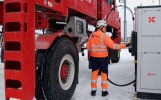 Megawatt-Laden verkürzt die Ladezeiten für elektrische Straddle Carrier erheblich.