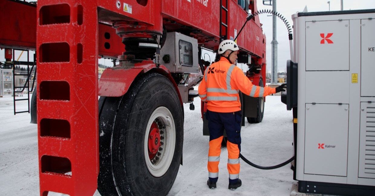 Megawatt-Laden verkürzt die Ladezeiten für elektrische Straddle Carrier erheblich.